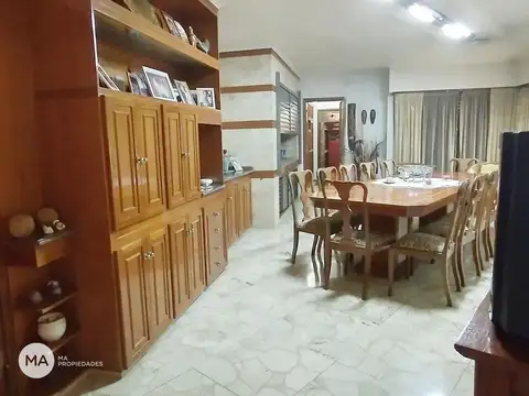Casa 8 ambientes con 3 baños