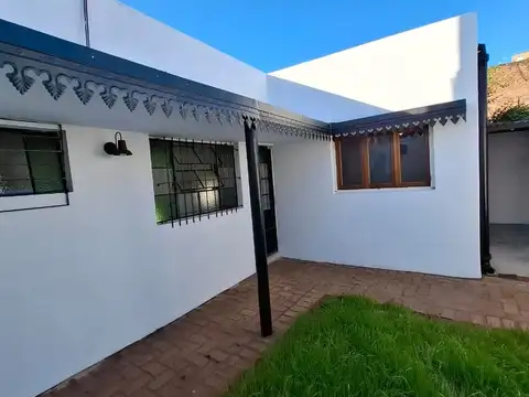 Interno remodelado de 2 dorm. con patio verde