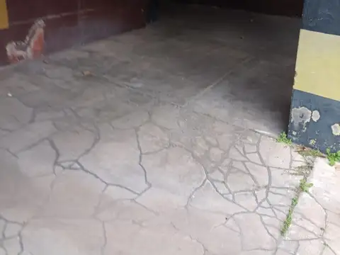 AMPLIA COCHERA.  20 MTS . CON MUY FACIL MANIOBRABILIDAD  