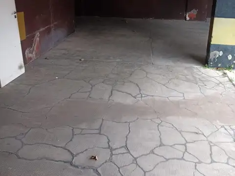 AMPLIA COCHERA.  20 MTS . CON MUY FACIL MANIOBRABILIDAD