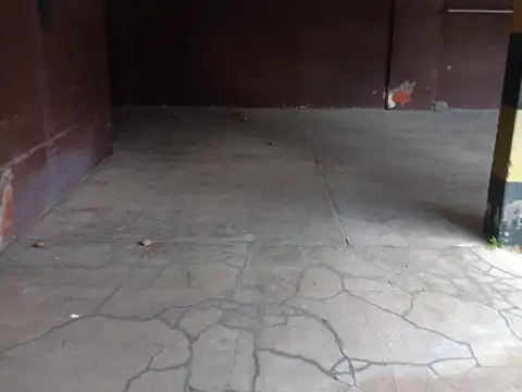 AMPLIA COCHERA.  20 MTS . CON MUY FACIL MANIOBRABILIDAD  