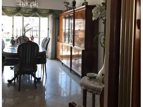 DEPARTAMENTO EN EL CENTRO COMERCIAL DE CASEROS CON COCHERA :