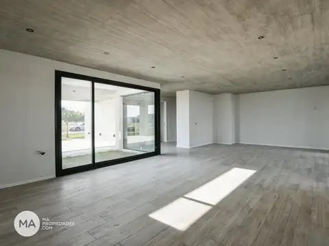 Casa 6 ambientes con 2 baños