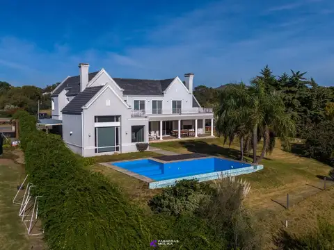 Casa 4 ambientes con 3 baños