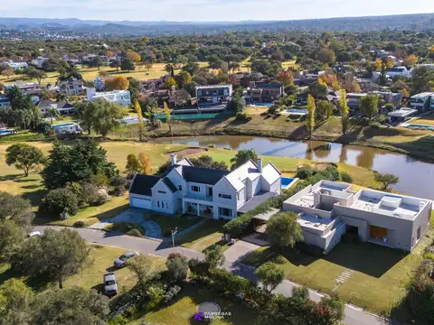 ¡Venta! ¡Casa en  Lomas de la Carolina! ¡Inmejorable Ubicación!  ¡Fondo al Golf y a la laguna!
