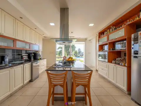 ¡Venta! ¡Casa en  Lomas de la Carolina! ¡Inmejorable Ubicación!  ¡Fondo al Golf y a la laguna!