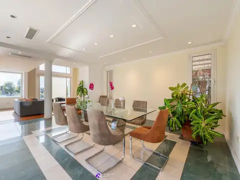 Casa en Venta con 5 cocheras