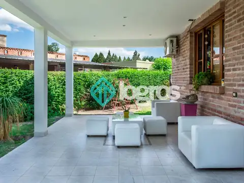 Casa en Venta con 2 cocheras