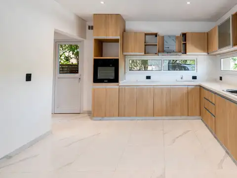 Casa en Venta con 3 cocheras