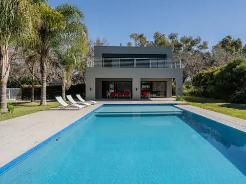Venta casa seis ambientes con pileta en barrio Lomas de Fátima, Pilar