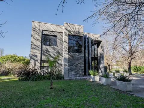 Casa en Venta con 4 cocheras