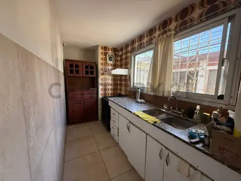 Casa en esquina lista para habitar, con múltiples accesos y gran potencial – 518 esquina 8