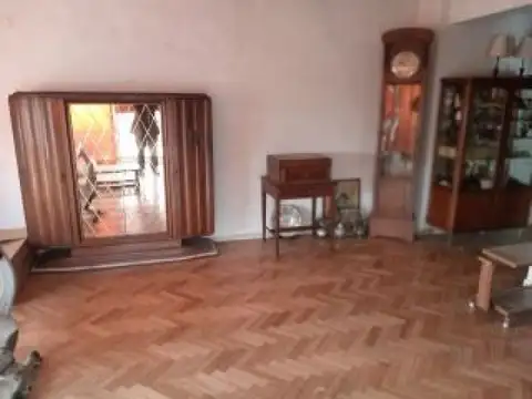 CONSTITUCION 3 ambientes, buen estado general, s/ avenida, todos los servicios