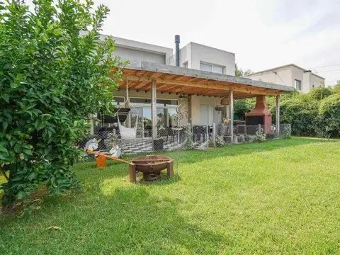 Casa en Venta, a la Laguna en San Benito - Villanueva