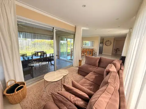 Casa en Alquiler con 1 cochera