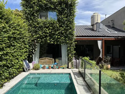 Encantadora casa con amplios espacios,  con buena distribución, lindo  jardín y pileta 