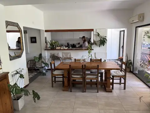 Encantadora casa con amplios espacios,  con buena distribución, lindo  jardín y pileta 