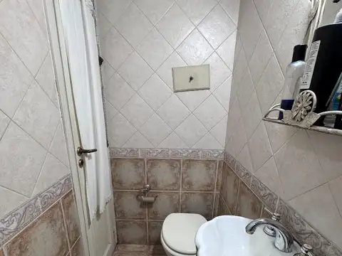 CASA EN LOTE PROPIO DE 6 AMBIENTES CON TERRAZA Y QUINCHO.