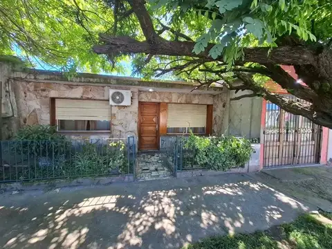 VENTA CASA 3 AMBIENTES CON PATIO EN EZPELETA