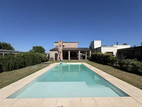 LAS TARDES-CASA SOBRE BOULEVARD CON  PISCINA- APTA CREDITO