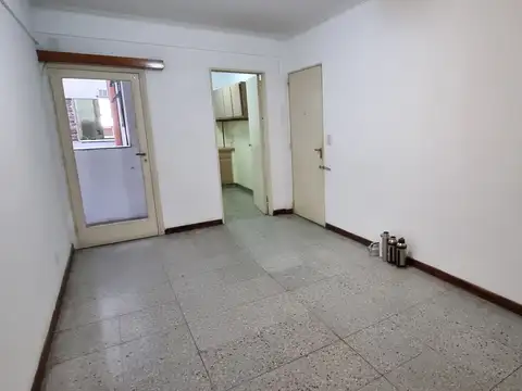 DEPTO 2 AMB   LUMINOSO A MTS SUBTE E SOBRE AVENIDA