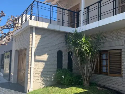 Excelente Casa 4 ambientes con cochera, parque y quincho - u$d 259.000