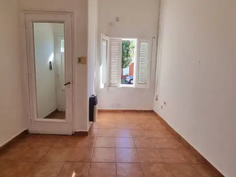 SE VENDE CASA DE 2 DORMITORIOS Y PATIO EN B. SUR