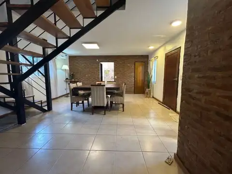 Casa 5 ambientes con 2 baños