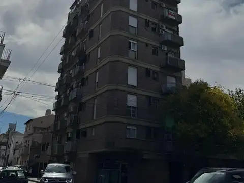 Departamento de un ambiente al frente con balcon