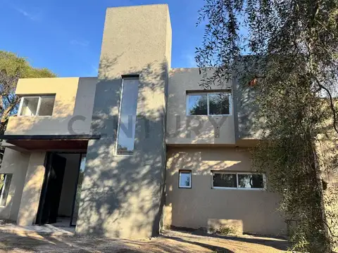 Casa 8 ambientes con 2 baños