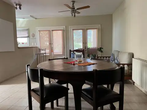 Casa 6 ambientes con 2 baños