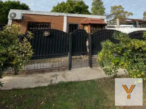 Casa en venta - 2 Dormitorios 3 Baños - Berazategui
