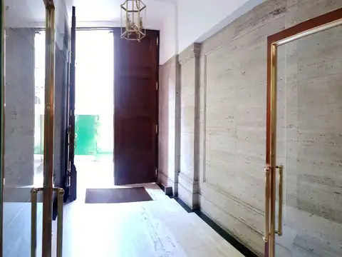 Av. Roque Sáenz Peña (Diagonal Norte) al 700 esquina Maipú. Piso 7. 69 m2 totales y cubiertos. 3 despachos. 2 baños. Recepción. Doble entrada. Impecable. Totalmente reciclada. Amoblada. Calefacción central. Aire split en cada despacho