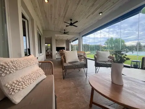 Casa 5 ambientes con 3 baños