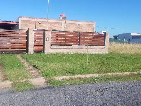 CASA EN VENTA DOS DORMITORIOS LOS MUCHACHOS PIÑERO