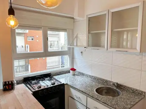 Departamento 2 amb. al frente con balcon frances.