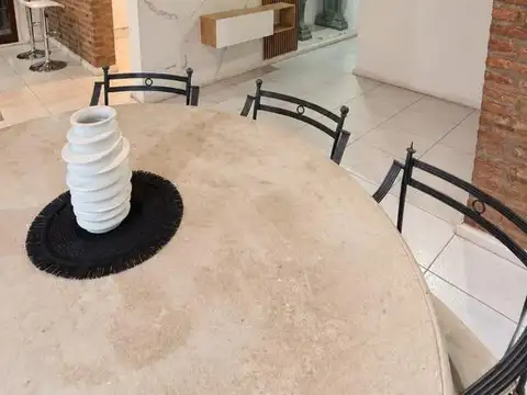 Casa en Alquiler con 3 cocheras