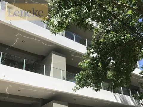 En venta con renta, excelente piso de 2 dormitorios con balcón terraza y parrilla, cochera