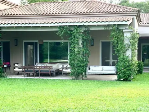 Casa en Venta con 3 cocheras