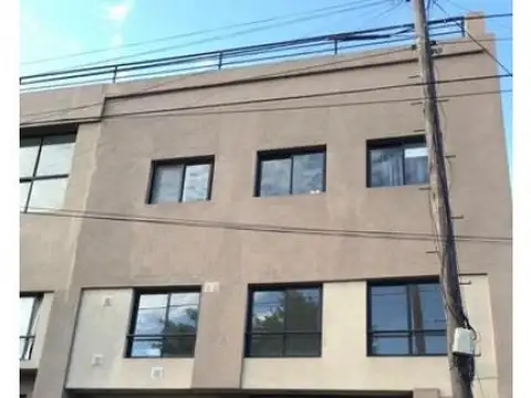 DEPARTAMENTO MONOAMBIENTE AMPLIO EN EDIFICI DE 3 PLANTAS