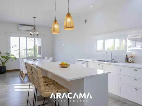 Casa 4 ambientes con 2 baños