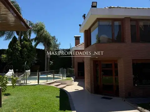 Casa 4 ambientes con 5 baños