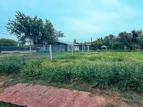 Venta - terreno con servicios - barrio talleres, roldán .