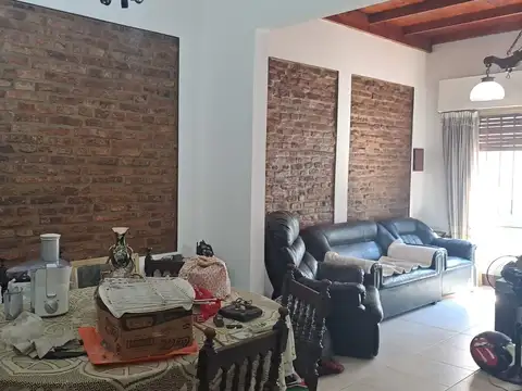 Casa en terreno propio a 3 cuadras Avenida Eva Peron- Reciclada