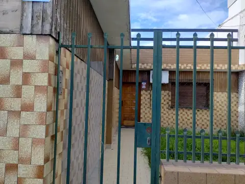 ALQUILER COMERCIAL,  gran casa con galpón en Parque Avellaneda!