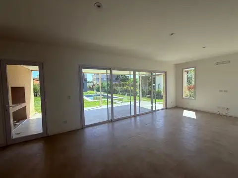 Casa en La Agustina con tres dormitorios, escritorio y piscina