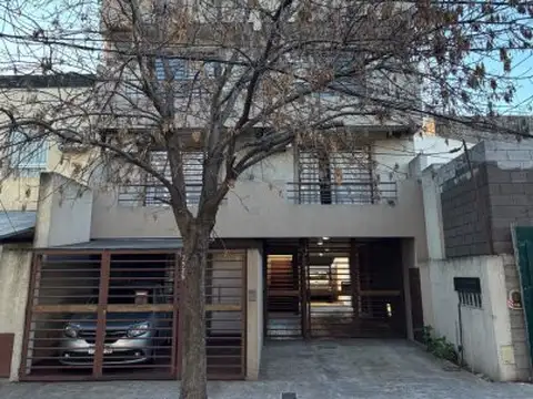 Venta departamento tipo PH con balcon, parrilla y terraza propia. Cochera