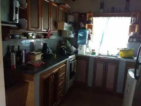 Excelente propiedad de dos plantas a la venta en Pontevedra a 100 mts de Av. Otero