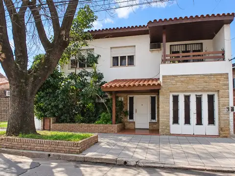 Chalet 6 amb, en Impecable estado, jardín, Parrilla, Pileta