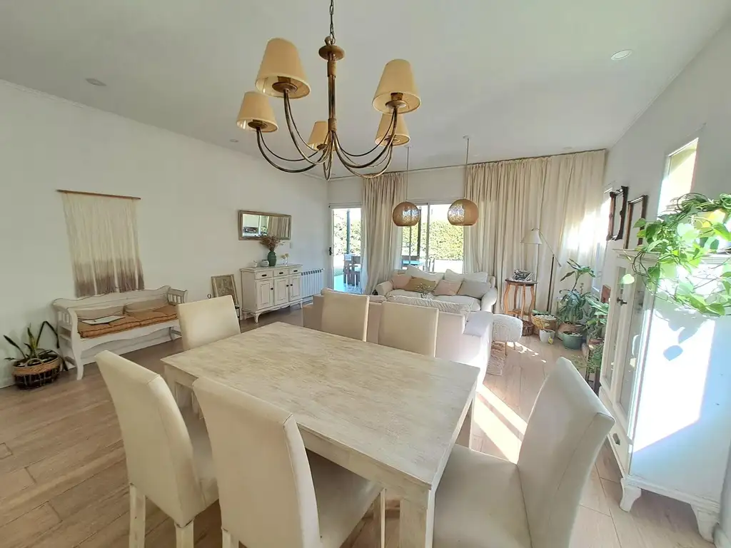 Casa - 139  m² Cubierta | 3 dormitorios | 5 años | 1 baño | 5 ambientes | 4 cocheras